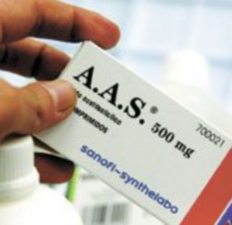 Un farmacéutico muestra un medicamento genérico. / Ical