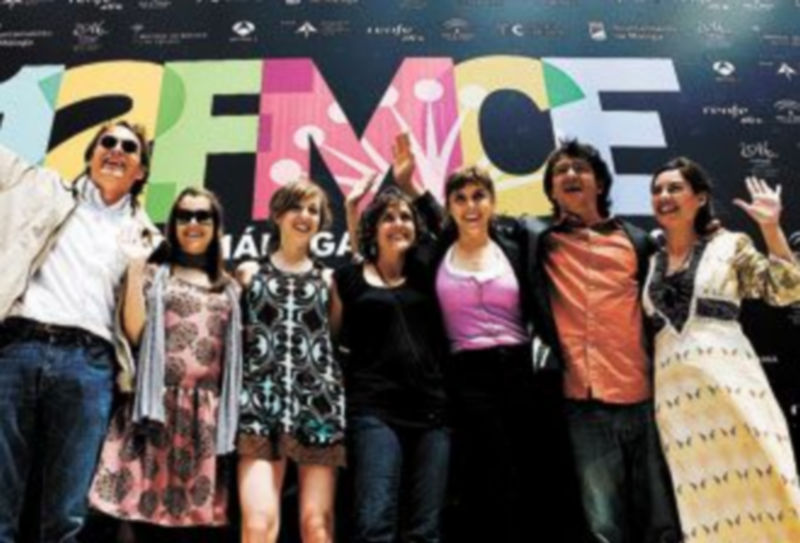 El equipo del mejor largometraje de esta edición posa ante las cámaras tras conocerse el fallo del jurado. / J.Z. (EFE)