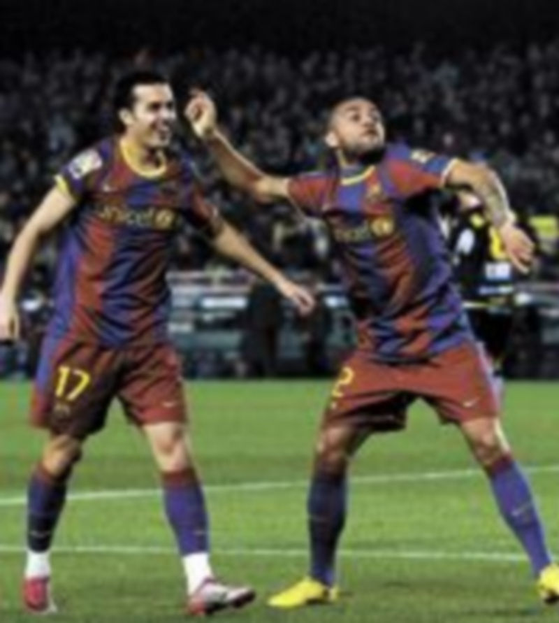 Pedro Rodríguez y Dani Alves celebran uno de los últimos tantos conseguidos por el Barcelona en el campeonato doméstico. / Efe