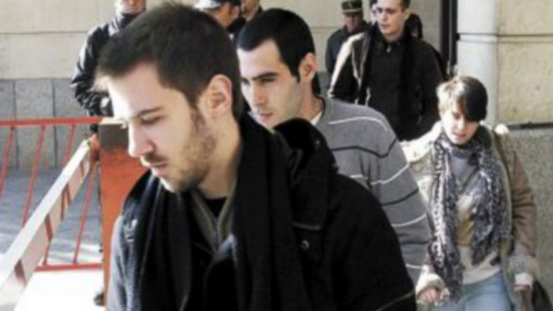 Varios amigos de Marta salen del Juzgado de Menores tras prestar declaración. / Efe.