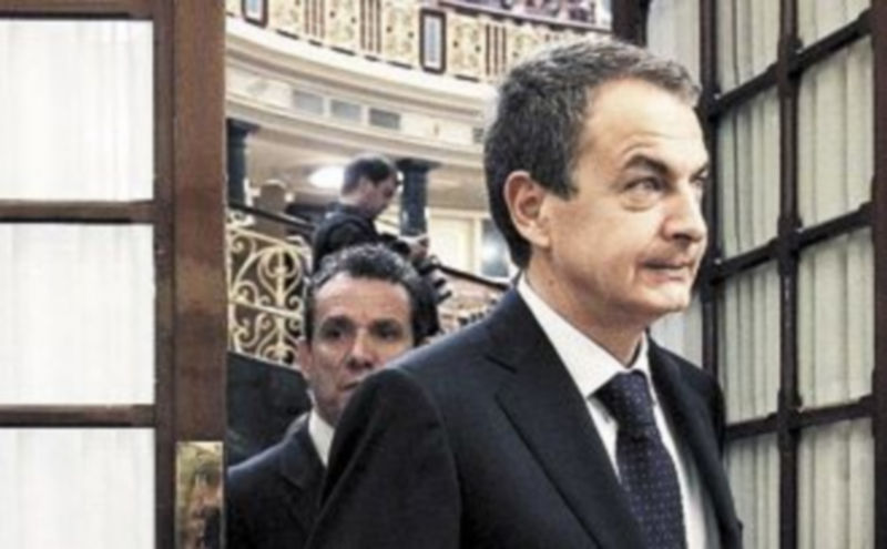 El presidente del Gobierno abandonó el hemiciclo sin contestar a Rajoy. / Efe