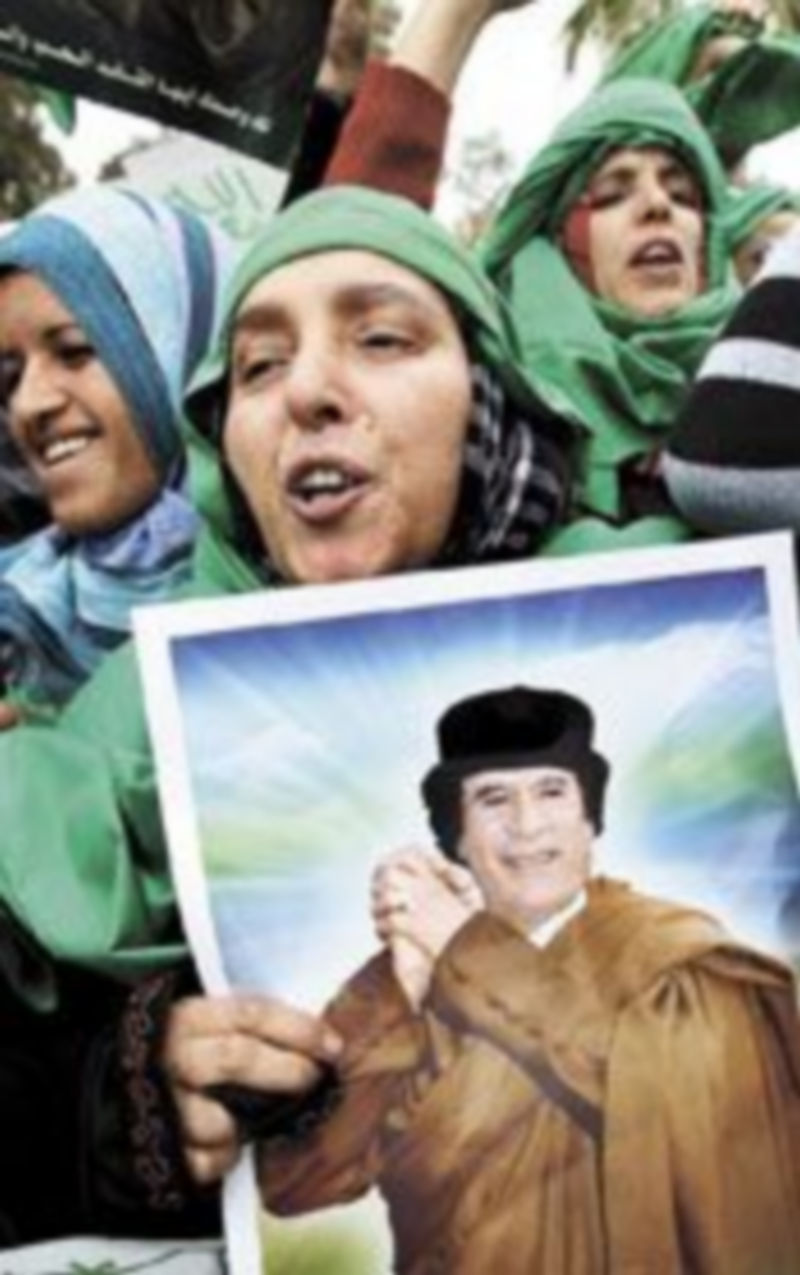 Miles de personas se echaron a las calles de Trípoli para apoyar a su líder. / Efe