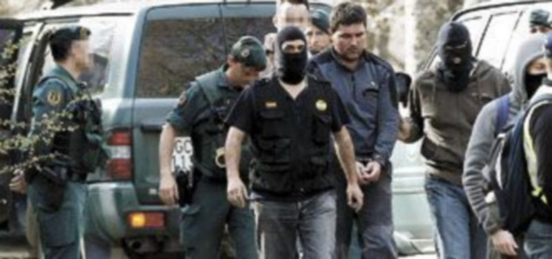 Aitor Esnaola guía a los agentes a uno de los zulos hallados en la Sierra de Aralar