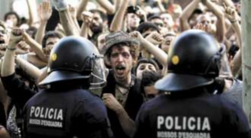 Los altercados entre la Policía catalana y los ‘indignados’ de Barcelona se saldaron con medio centenar de heridos y seis detenidos. / Efe.
