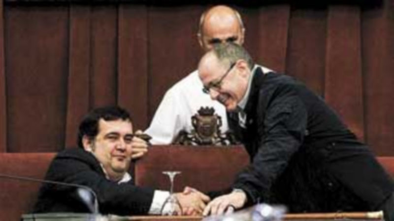 El Rey ‘vigila’ la toma de posesión del alcalde Izaguirre en San Sebastián. / Efe.