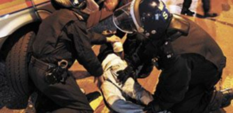 La Policía detiene a un presunto manifestante en Enfield