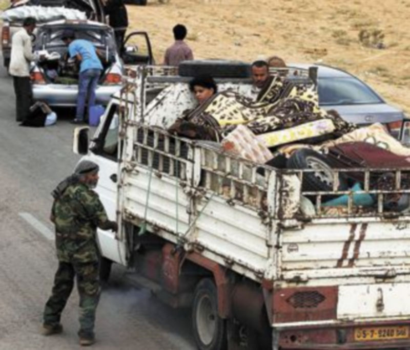 Cientos de ciudadanos de Sirte abandonan la localidad ante el inminente combate que tendrá lugar en unas horas. / Reuters.