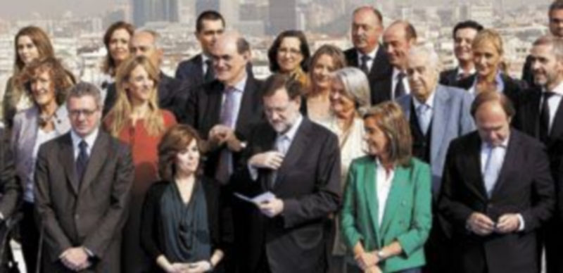 El aspirante ‘popular’ a la Presidencia del Ejecutivo posa con todos los integrantes de la lista de la capital de España