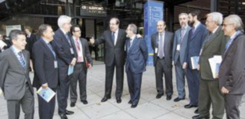 El consejero Juan José Mateos (2 i) y Juan Vicente Herrera (c)