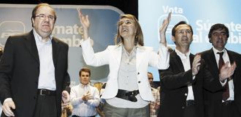 Cospedal recibe los aplausos de los salmantinos junto a Juan Vicente Herrera (i)