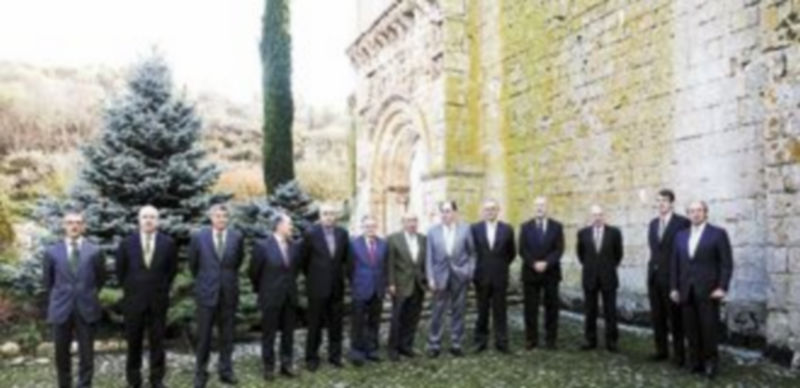 Los integrantes del Consejo Consultivo de Iberdrola posan en la Finca de San Quirce en la provincia de Burgos. / Ical.