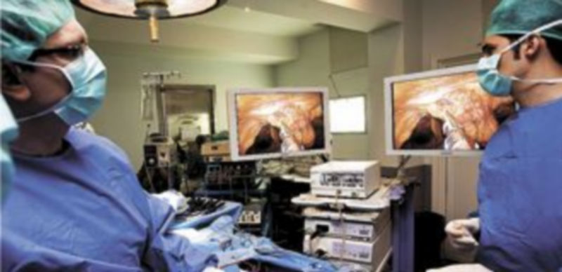 Un grupo de sanitarios realizan una intervención quirúrgica. / Jesús Javier Matías.