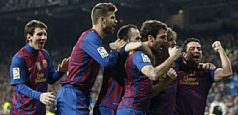 Jugadores del FC Barcelona se abrazan tras el empate a un gol conseguido por Carles Pujol