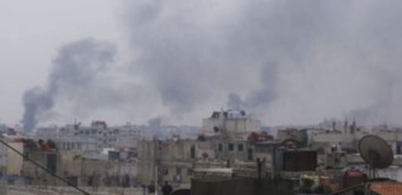 Columnas de humo en uno de las zonas de Damasco que fueron bombardeadas por las tropas regulares. / Reuters