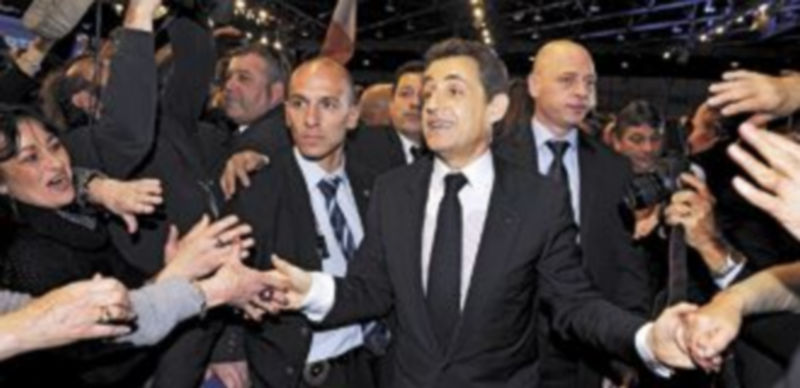 Unas 10.000 personas aclaman al jefe del Gobierno francés tras su primer discurso como candidato a la Presidencia. / Reuters