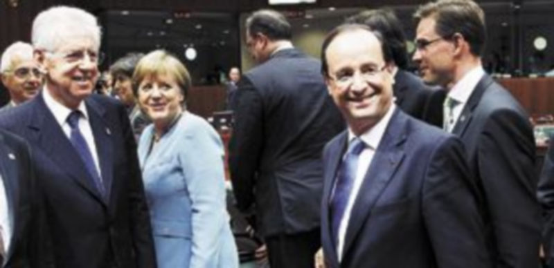 Mario Monti (i) y François Hollande comparten la idea de la instauración de la emisión de títulos