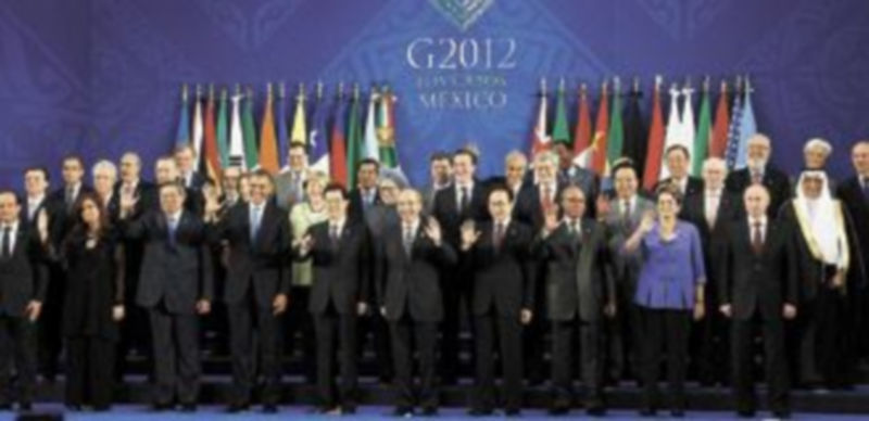 Los representantes del G-20 posan para la foto de familia de la cumbre celebrada durante dos días en la ciudad mexicana de Los Cabos. / Reuters