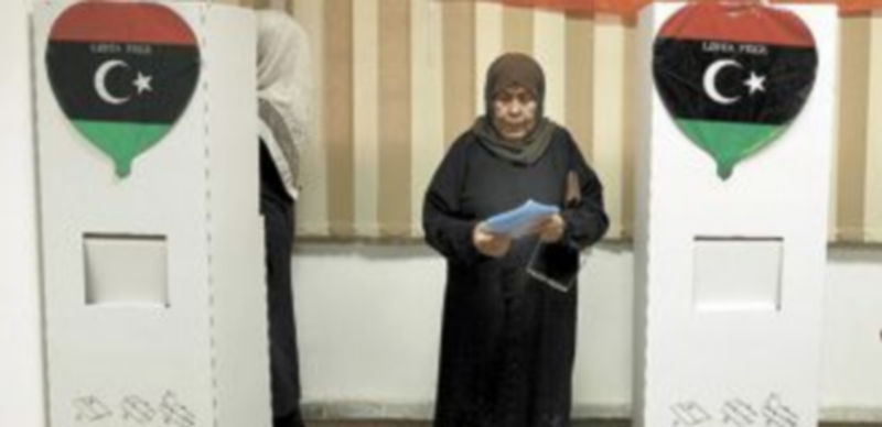 Las mujeres celebraron su participación en los comicios repartiendo chocolate y golosinas por las calles. / Reuters