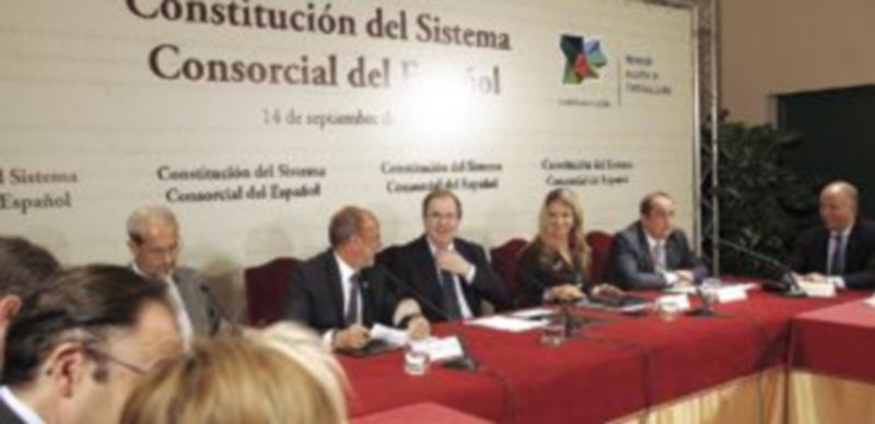 El presidente de la Junta y la consejera de Cultura durante la firma del convenio de colaboración para la creación del Sistema Consorcial Mixto del Español. / L.P. (ICAL)