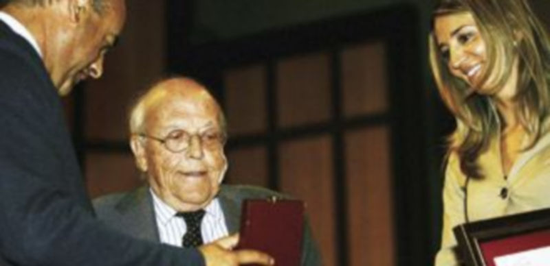 García Nieto (i) entrega el galardón a Jiménez Lozano en presencia de García. / Ical