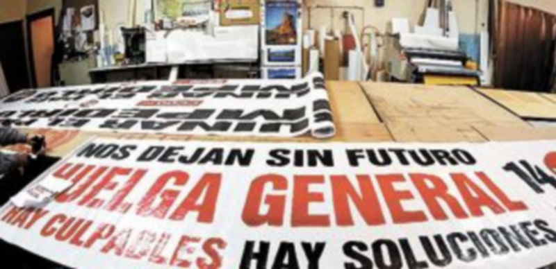 Pancarta con el lema que abrirá las manifestaciones en todo el país. / Reuters