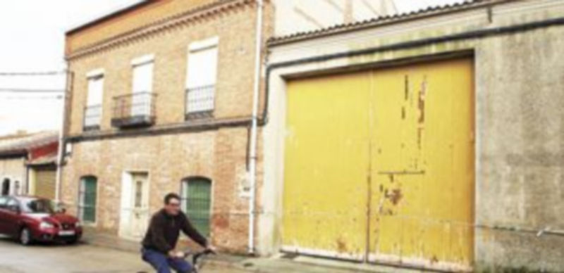 Entrada a la fábrica abandonada donde un hombre fue hallado por agentes de la Guardia Civil maniatado y con lesiones tras ser secuestrado en Asturias. / Ical