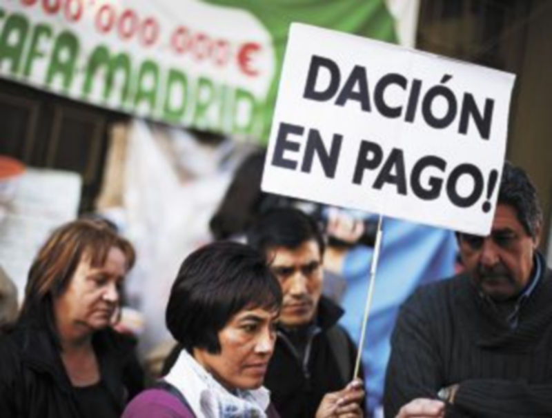 Varias personas se manifiestan a favor de la dación en pago. / Juan Medina (Reuters)