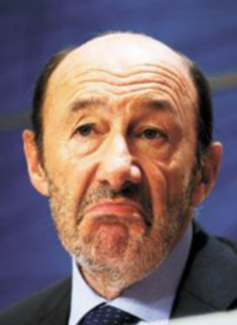 Alfredo Pérez Rubalcaba seguirá siendo el máximo representante de los socialistas al menos durante el próximo año y medio. / Reuters