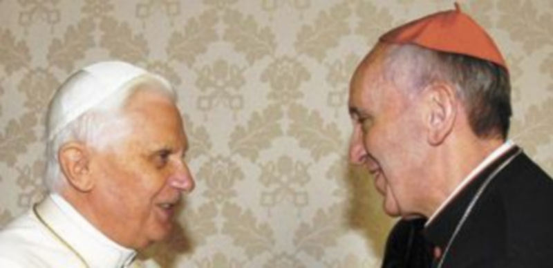 Bergoglio mantuvo una intensa batalla con Ratzinger hace casi ocho años. / Reuters
