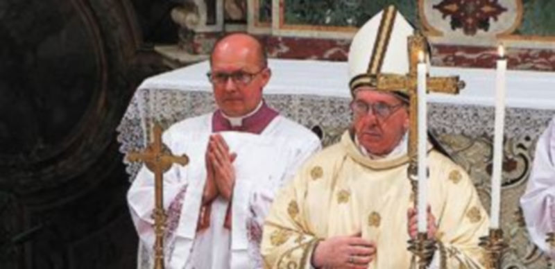 Francisco ofició ayer una eucaristía en la Capilla Sixtina ante los cardenales electores. / Reuters