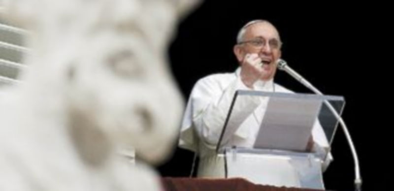 Francisco se dirige desde la ventana del apartamento vaticano a los miles de fieles congregados en la Plaza San Pedro. / Reuters