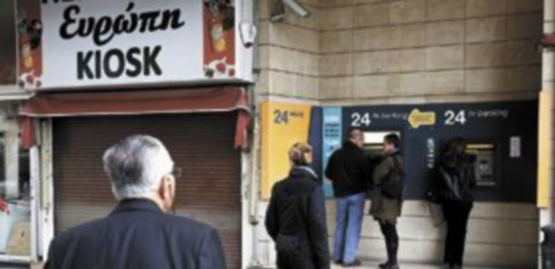 Los ciudadanos chipriotas sacan dinero de los cajeros automáticos de las entidades financieras que