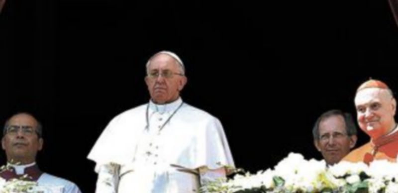 El Pontífice bendicea  todos los asistentes en un solo idioma. / Reuters