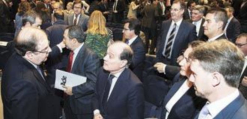 Las Cortes aprobarán este mismo mes la Ley de Estímulo Empresarial 1 El presidente de la Junta conversa con el consejero de Economía