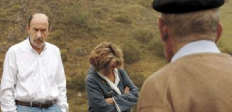 El de Solares se rodeó de agricultores y ganaderos en la segunda rueda de prensa que ha dado en Asturias. / Efe