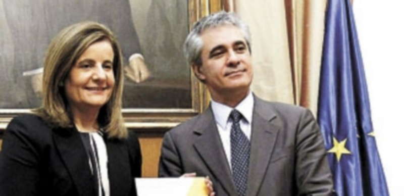 Stefano Scarpeta entrega el informe de la CEOE a la ministra Fátima Báñez. / Efe