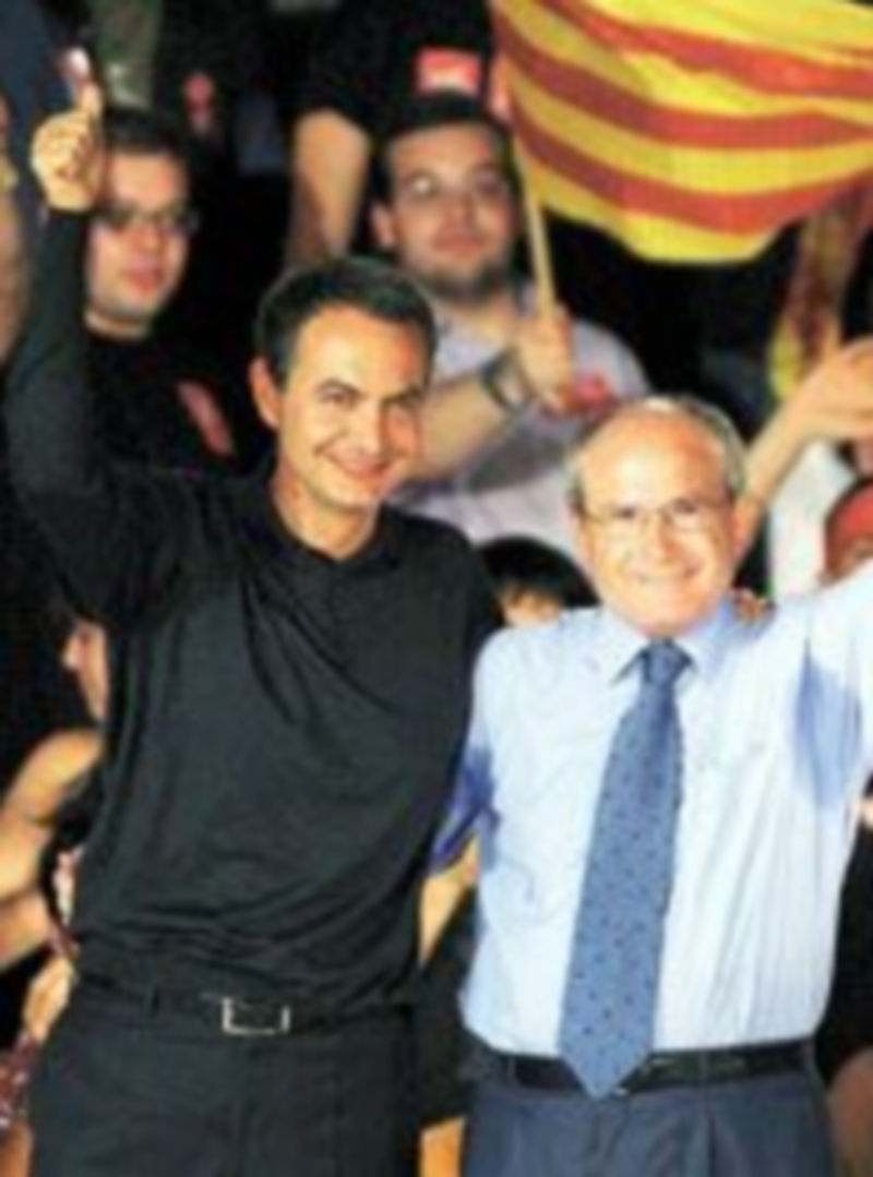 Rodríguez Zapatero abraza a José Montilla durante un mítin del PSC. / EFE