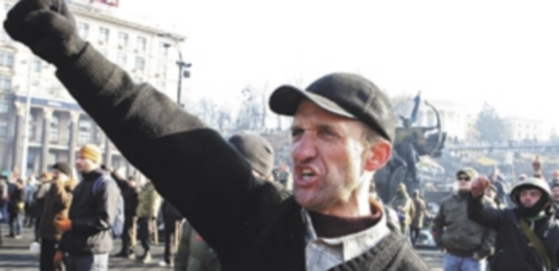 Un manifestante de la plaza de la Independencia de Kiev celebra el pacto alcanzado por el Gobierno y la oposición para poner fin a la crisis política del país. / Reuters