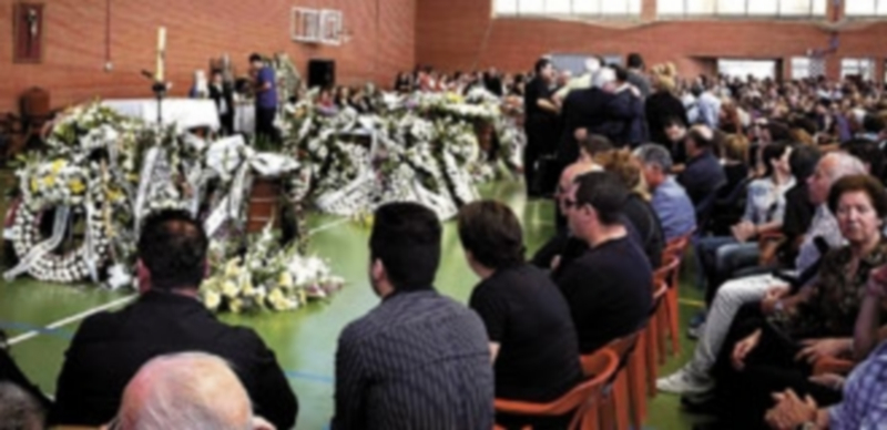 Durante la ceremonia religiosa se vivieron momentos de enorme dolor entre los familiares y allegados de las víctimas. / Efe