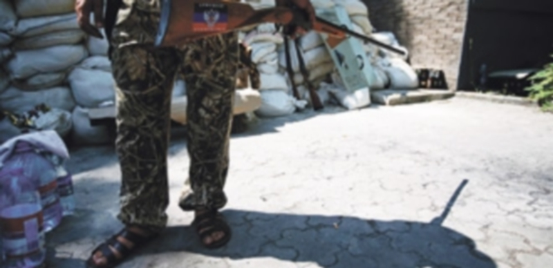 Un miliciano prorruso vigila en una barricada situada a la entrada de un edificio gubernamental ocupado por los activistas. / Reuters