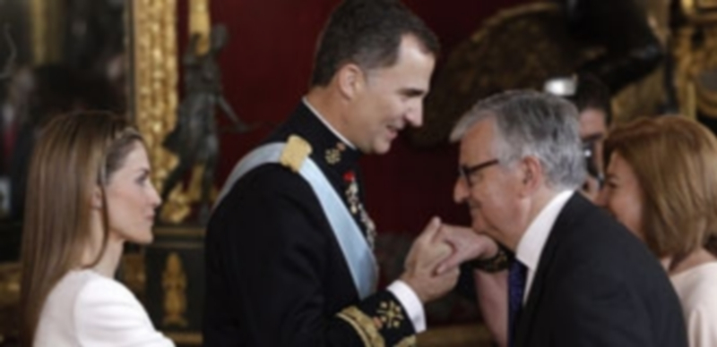 Eduardo Torres-Dulce saluda al Rey el día de su proclamación. / Efe