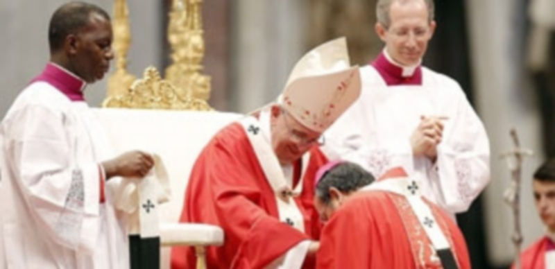 El Papa bendice a un arzobispo durante la misa especial celebrada ayer en la Basílica de San Pedro. / Efe