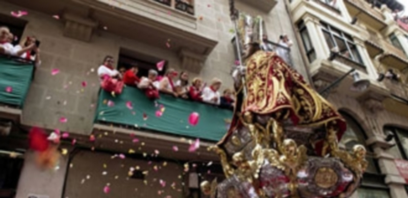 Miles de pamploneses celebraron el día del patrón en la capital Navarra. / Efe