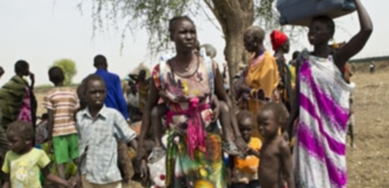 Mujeres y niños se desplazan con sus enseres huyendo de los conflictos. / EP