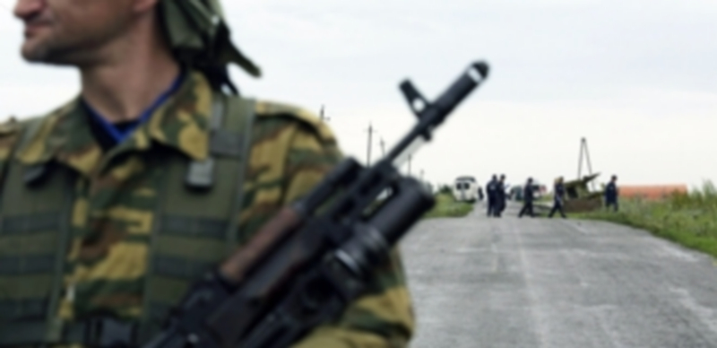 Un soldado vigila la entrada al área donde se estrelló el avión malasio. / Efe