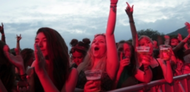 Un grupo de jóvenes cantan mientras escuchan un concierto en la tercera jornada del Festival Internacional. /Efe