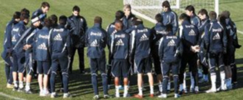 Manuel Pellegrini ofrece su habitual charla antes de comenzar el entrenamiento. / Efe