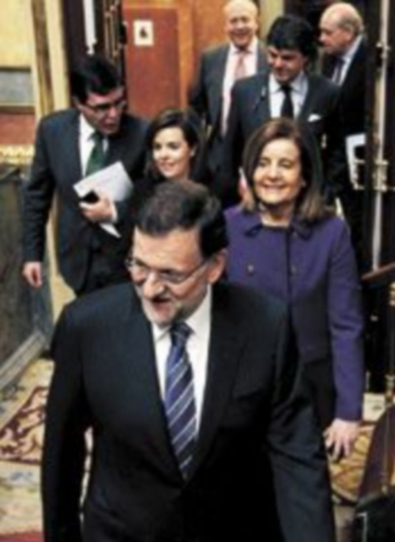 Rajoy entra al Congreso al frente de varios ministros de su Gobierno. / Efe