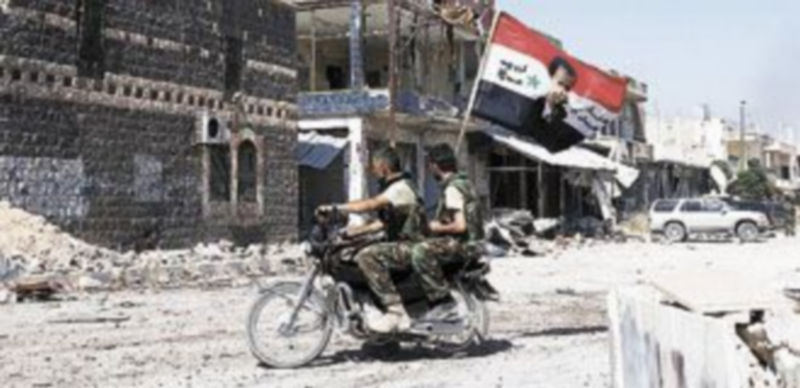 Soldados del Ejército sirio celebran la toma de Qusair por sus calles. / Reuters