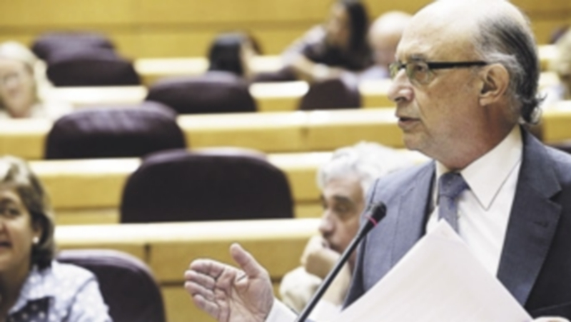 Un agente de la Agencia Tributaria a su llegada a uno de los domicilios de Nuevo Batzán